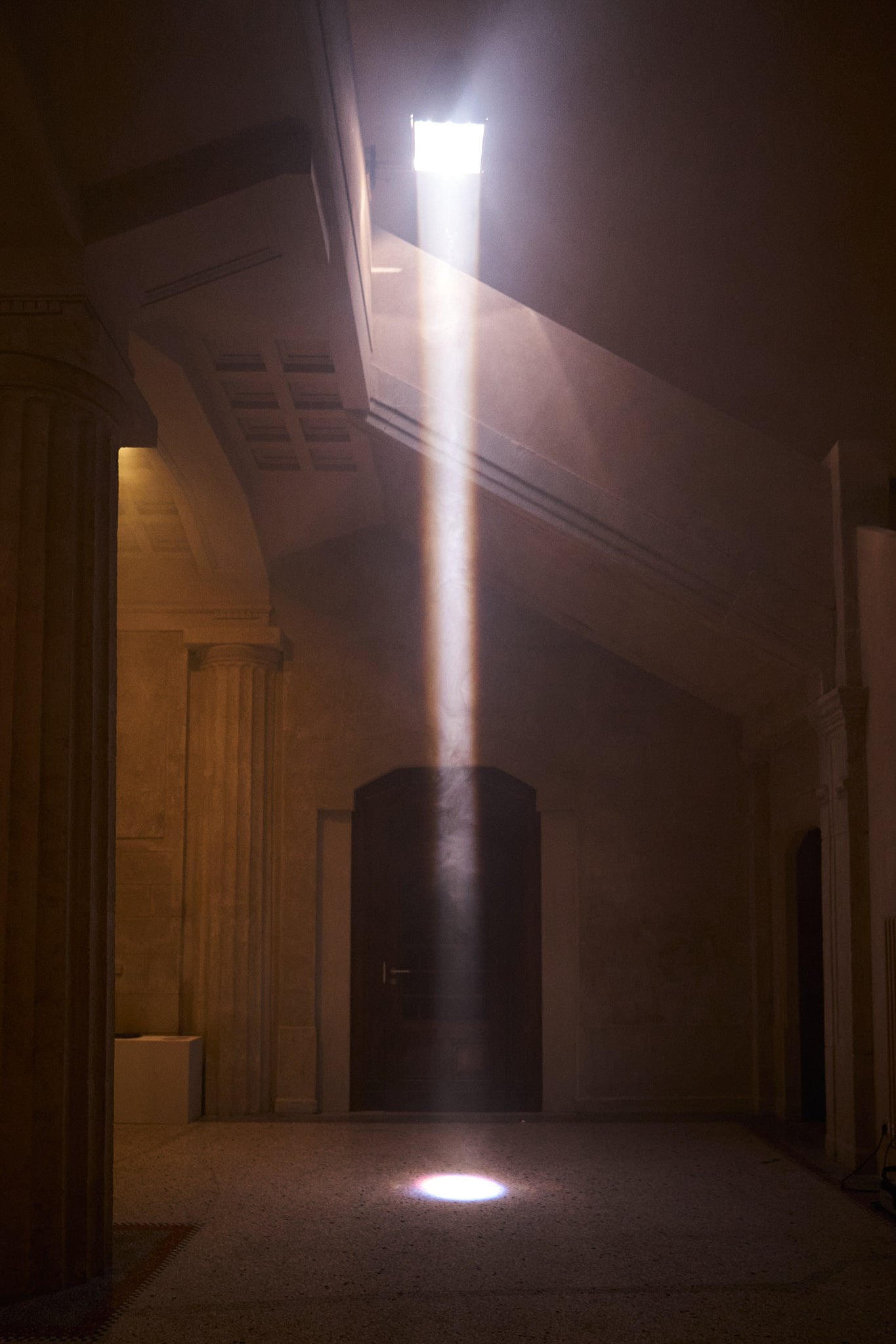 artificial sun gives superficial compliments, installation view